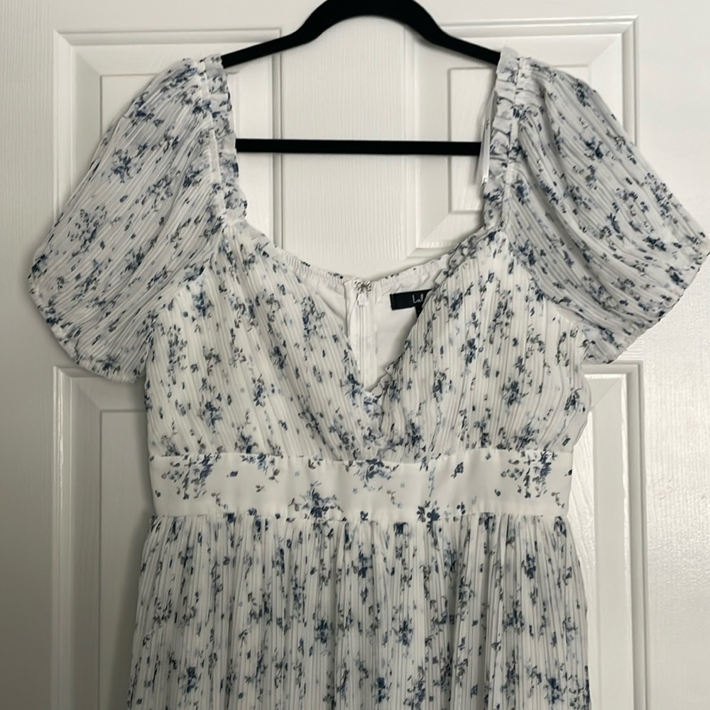 Pleated midi dress with beautiful blue floral print